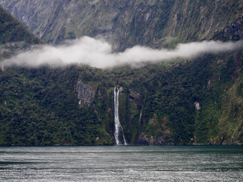 Wasserfall am Milford Sound.